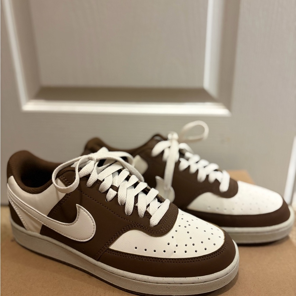 Nike Low-Top Leather Sneakers - White & Brown